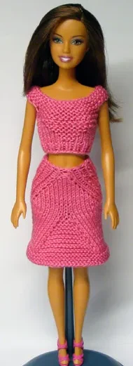 Barbie i cerise-rosa stickad kjol och topp med resårmönster.