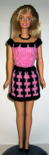 Barbie i rosa och svart stickad klänning med mönster.