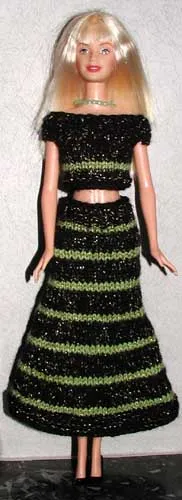 Barbie i svart stickad kjol och topp med gröna ränder och glittrande detaljer.
