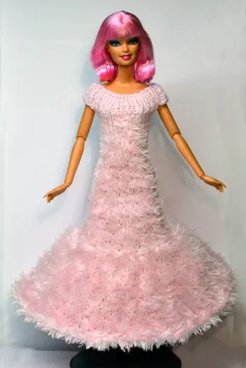 Barbie i rosa klänning med luddkant och glittrig överdel.