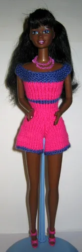 Barbie i stickad cerise rosa och lila byxdress med ränder.