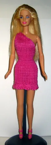 Barbie i cerise rosa stickad klänning med hålmönster