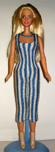 Barbie i randig byxdress med blå och vita vertikala ränder.