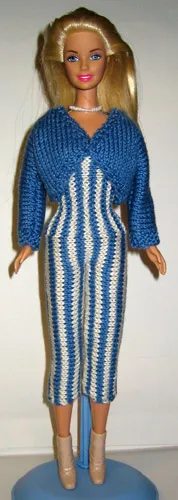 Barbie i blå och vit randig stickad klänning med v-ringning.