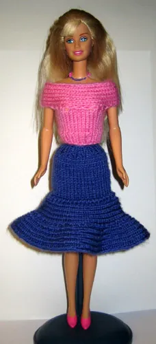 Barbie i cerise rosa topp och blå kjol med volang.