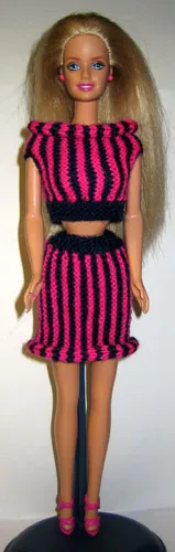 Barbie i randig topp och kjol i cerise och blått.