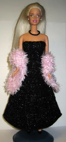 Barbie i svart glittrig aftonklänning med rosa boa runt armarna.