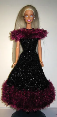 Barbie i svart långklänning med lila luddig kant och krage.