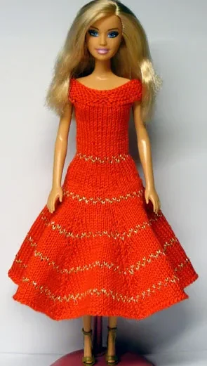 Barbie i röd stickad klänning med guldglittrande ränder.
