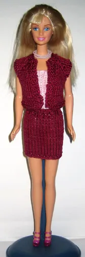 Barbie i vinröd stickad jacka och kjol.
