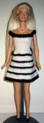 Barbie i svartvit randig stickad klänning.