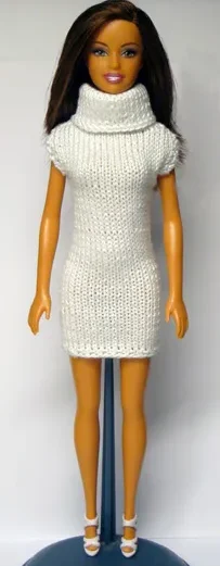 Barbie i vit stickad klänning med polokrage