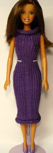Barbie i lila stickad klänning med rak passform och rullkant.