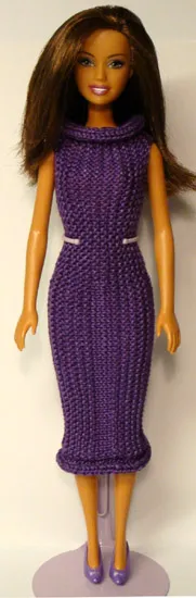 Barbie i lila stickad klänning med rak passform och rullkant.