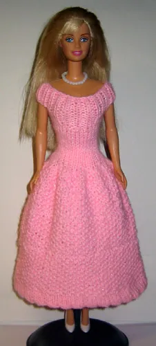 Barbie i rosa mosstickad klänning med hålkant.