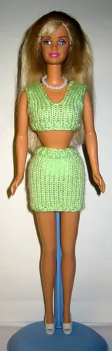 Barbie i ljusgrön stickad kjol och crop top med resårkanter.