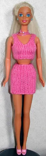 Barbie i rosa stickad kjol och topp med resårdetaljer.