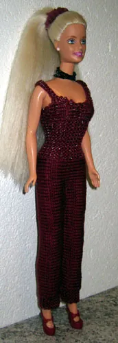 Barbie i vinröd stickad byxdress med pärlband i håret.