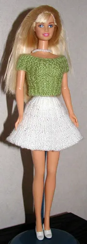 Barbie i grön stickad topp och vit kjol