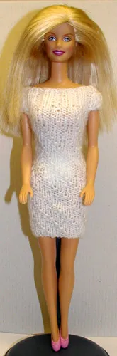 Barbie i vit glittrig klänning med paljetter.