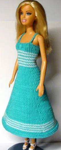 Barbie i stickad turkos långklänning med vita ränder.