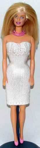 Barbie i vit stickad klänning med hålmönster.
