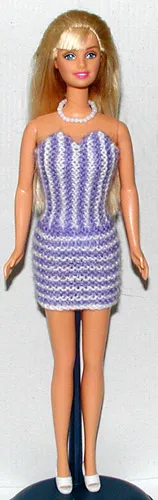 Barbie i stickad vit och lila randig klänning.