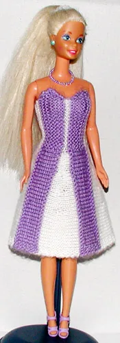 Barbie i lila och vit stickad klänning med dekorativ midjedetalj.