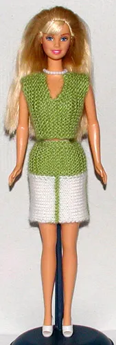 Barbie i grön topp med v-ringning och vit kjol med grönt bälte.