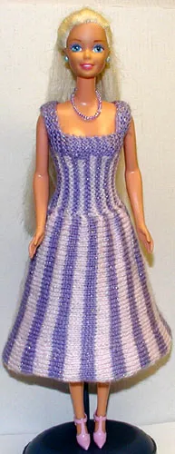 Barbie i stickad lila och rosa randig klänning.