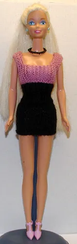 Barbie i svart och lila stickad klänning med off-shoulder-design.