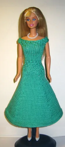 Barbie i grön stickad klänning med figurnära passform