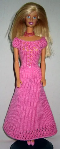 Barbie i rosa stickad klänning med hålmönster.