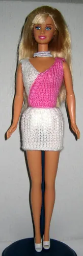 Barbie i rosa och vit asymmetrisk stickad topp.