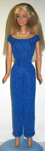 Barbie i stickad blå byxdress med pressveck.