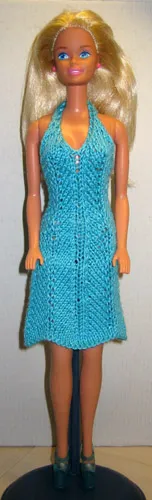 Barbie i turkos stickad halterneck-klänning med mönster.