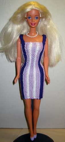 Barbie i randig klänning med lila och vita ränder.