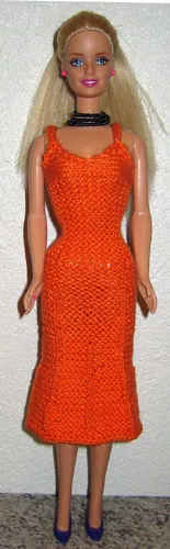 Barbie i orange stickad klänning som når till vaderna.