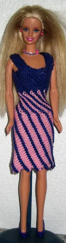 Barbie i stickad lila och rosa randig klänning.