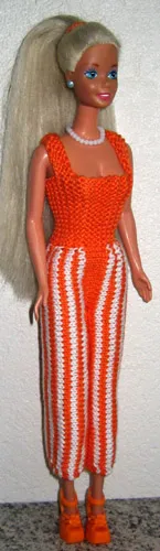 Barbie i orange och vit randig byxdress med vida ben.