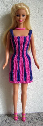 Barbie i rosa och lila randig stickad klänning