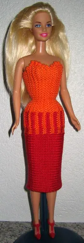 Barbie i röd och orange stickad klänning med randmönster.