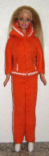 Barbie i orange stickad träningsoverall med vita detaljer och luva.