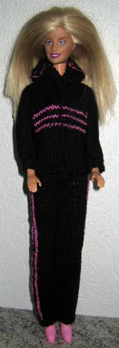 Barbie i svart träningsoverall med cerise ränder och hoodie.