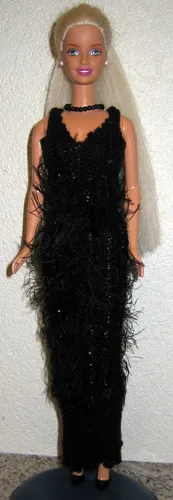 Barbie i svart aftonklänning med glittrande fransar.