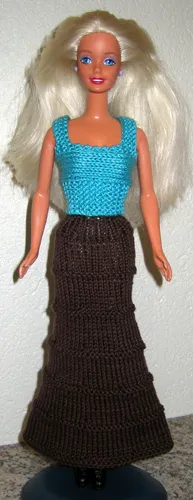 Barbie i stickad brun kjol och turkos topp.