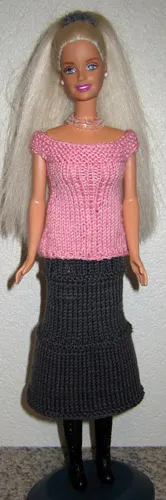Barbie i stickad rosa topp och lång grå kjol.