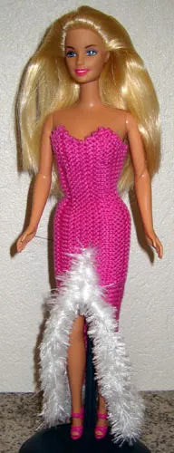 Barbie i cerise rosa klänning med vit luddkant.