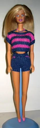 Barbie i mörkblå shorts och randig topp i cerise och blått.