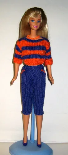 Barbie i orange och blå randig topp med blå capribyxor.